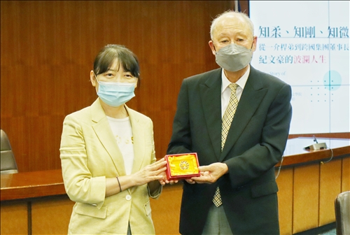 文學院辦大師演講 從桿弟到跨國CEO 紀文豪波瀾人生獨鍾淡水