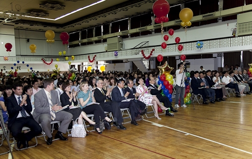 本校98學年度大三學生、研究生暨交換生出國留學授旗典禮，為即將揚帆起航、到實地環境學習多元文化與語言、累積人生經驗的同學們加油打氣，並預祝都能有豐碩的學習成果。