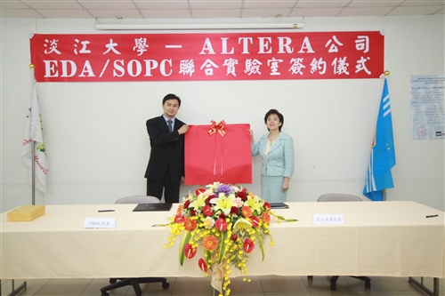 美國Altera公司首先捐贈本校電機工程學系超過新台幣一億元之FPGA硬體、開發軟體以及IP智財等相關設備與技術，並於本校成立EDA/SOPC聯合實驗室。張校長家宜、美國Altera公司台灣區陳英仁總經理以及友晶科技彭顯恩總經理等見證這歷史的一刻。