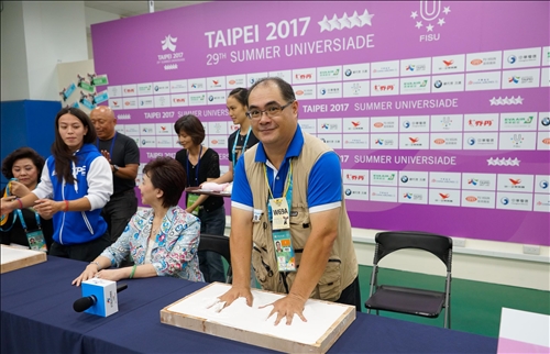 舉起台灣的手在淡江永遠留下印記