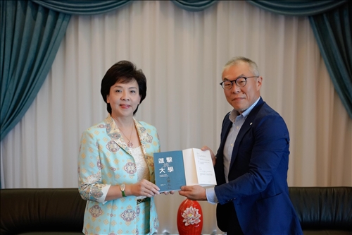 6-108年10月31日上午世耕石弘總務部長(右)拜會本校張家宜董事長(左)，並於「進擊的大學」著作上親筆簽名。(馮文星攝影)