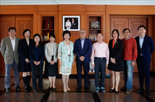 10-世耕石弘總務部長拜會董事長，並與陪同人員合影。(馮文星攝影)