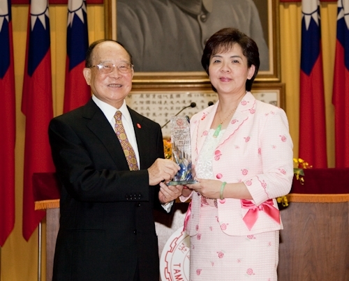 歡慶本校創校59週年，舉辦校慶慶祝大會、校友返校歡迎茶會、資訊工程學系團團圓圓千人同學會、第7屆校慶蛋捲節等豐富多元的校慶系列活動，全校展現活潑與創意並同賀淡江生日快樂！