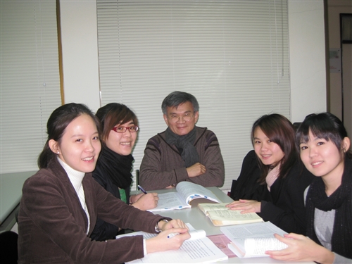 本校西班牙語文學系林盛彬副教授接連獲得西班牙、法國及台灣的3個跨領域博士學位，並為本校第1位透過姊妹校雙學位合作計畫取得雙博士之最佳典範。