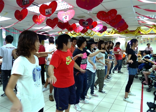 本校舉辦「淡海同舟」--99學年度社團負責人研習會，以社團負責人的領導、專業技能、人際關係等為研習主軸，延續社團文化。