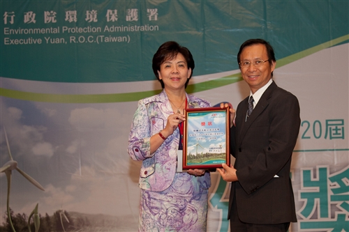 張校長代表本校獲頒第20屆「中華民國企業環保獎」。