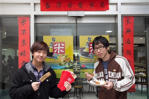總務處舉辦「台灣米食節」活動，推廣「低碳飲食」。