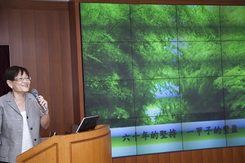 「98學年度教學與行政革新研討會」在淡水校園覺生國際會議廳舉行，創辦人及校長共同主持，本次會議主題為「傳承、創新、新淡江-尋找淡江DNA，迎接60週年校慶」。