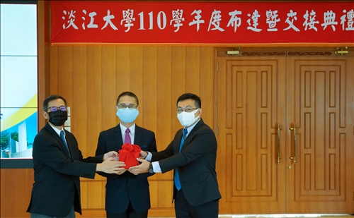 工學院航空太空工程學系主任交接：監交人(中)-李宗翰院長，移交人(左)-陳步偉主任，接交人(右)-蕭富元主任。(秘書處馮文星拍攝)