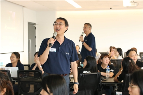 林俊宏學務長獻唱「流浪到淡水」，歡迎各校學務同仁蒞臨。