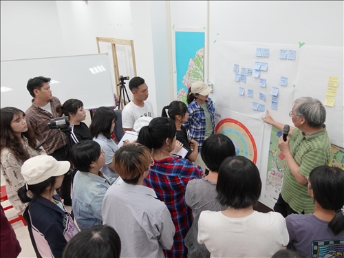 9-黃瑞茂老師帶領學生進行腦力激盪