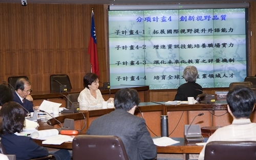 張校長家宜在本校98學年度教學卓越計畫推動委員會第3次會議上，呼籲全校師生踴躍參與教學卓越的各項活動，共同深化全面品質教學，達成廣育心靈卓越人才之目標。