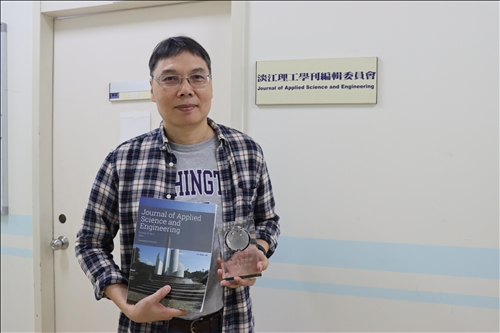 "Tamkang Journal of Science and Engineering" and "Journal of Futures Studies" Win Airiti Taiwan Academic Communication Awards--Prof. Chi-Wang Li, Editor-in-Chief of the Tamkang Journal of Science and Engineering and professor in the Department of Water Resources and Environmental Engineering, poses for a photo with the trophy and journal.