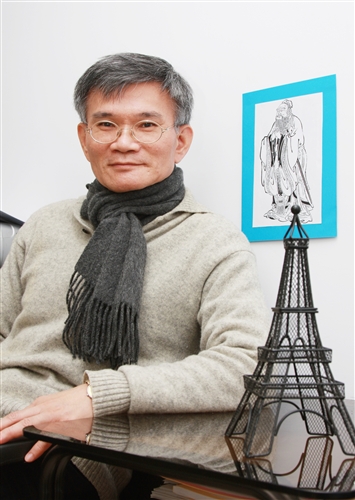 本校西班牙語文學系林盛彬副教授接連獲得西班牙、法國及台灣的3個跨領域博士學位，並為本校第1位透過姊妹校雙學位合作計畫取得雙博士之最佳典範。