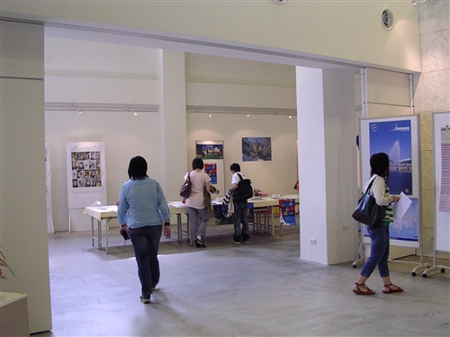 歐洲聯盟研究中心於本週在黑天鵝展示廳舉辦「瑞士漫畫展暨歐洲主題講座」，展出瑞士漫畫家作品，藉由「漫畫」看出瑞士的藝術風格，也更了解歐洲國家的思想、文化。