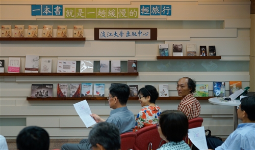 英文學系副教授陳吉斯及校友曾貴麟出版《城市中的森林》圖文書。