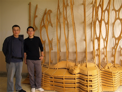 土木系博士班建築組四年級學生陳宏銘及建築系校友李振嘉共同設計的「樓梯間的休憩裝置」，榮獲美國Form-Z全球聯合學習計畫數位製造類首獎，並為台灣唯一得獎的學校。