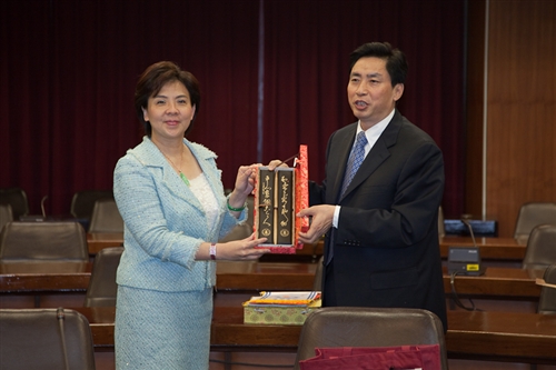 「川台高校校長論壇」四川代表團之四川大學謝和平校長等一行33人蒞校參訪，本校張家宜校長於驚聲國際會議廳主持簡報及座談，針對學術、教育等議題進行交流。