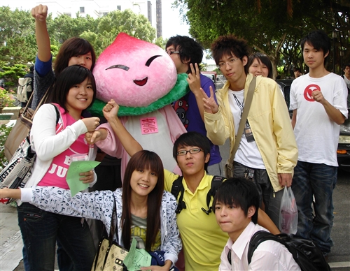 本校文化創意產業中心舉辦2009創意大賽「『驚』喜創意 『聲』日快樂 淡大60壽」活動，徵求用創意的點子來ROCK 60歲的豐盈。