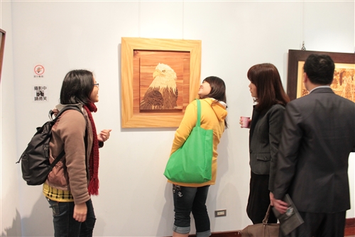 文錙藝術中心與臺中市校友會聯合舉辦「開一送百‧藝群玩家美展」。