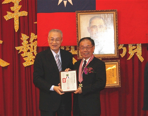 本校文錙藝術中心主任張炳煌獲頒「榮譽中國文藝獎章」。