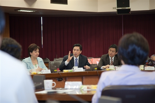 「川台高校校長論壇」四川代表團之四川大學謝和平校長等一行33人蒞校參訪，本校張家宜校長於驚聲國際會議廳主持簡報及座談，針對學術、教育等議題進行交流。