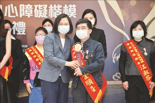 張金順 張瓊玉 雙獲身心障礙楷模金鷹獎