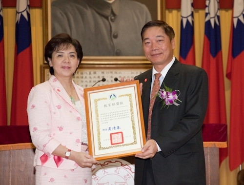 歡慶本校創校59週年，舉辦校慶慶祝大會、校友返校歡迎茶會、資訊工程學系團團圓圓千人同學會、第7屆校慶蛋捲節等豐富多元的校慶系列活動，全校展現活潑與創意並同賀淡江生日快樂！