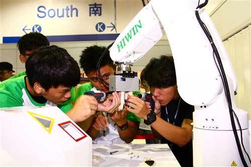 Tamkang Takes Double Gold at Hiwin Robot Contest