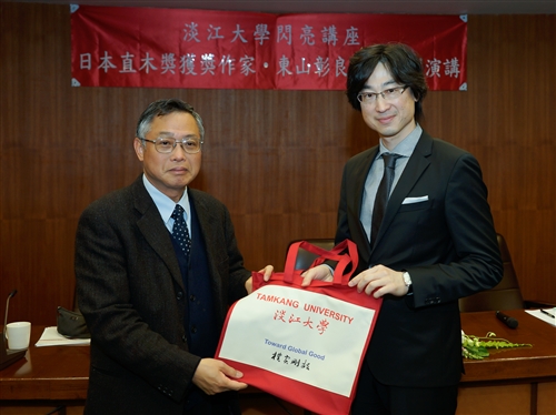 日本直木獎得主東山彰良蒞校開講。