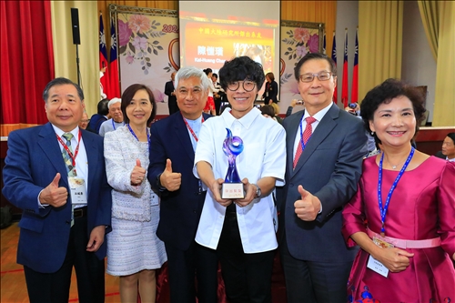 盧廣仲 楊雅喆獲本校傑出系友獎