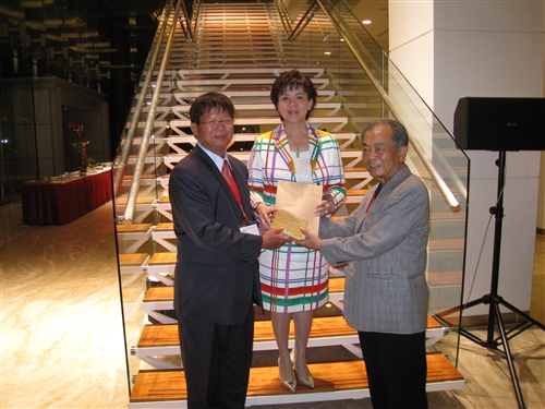 張校長家宜出席本校中華民國校友總會第7屆第1次會員代表大會，陳總會長慶男特別邀本校傑出校友財政部李部長述德演講。藉由整個活動連繫校友感情，也分享校友成功的經驗。