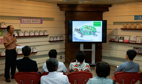 英文學系副教授陳吉斯及校友曾貴麟出版《城市中的森林》圖文書。