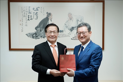 3-Dr. Yong Jin Kim(右)贈送葛煥昭校長(左)韓國紅蔘禮品。(馮文星攝影)