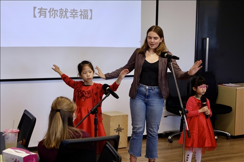 美國高中生來學華語 與寄宿家庭幸福合唱