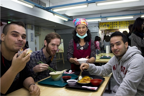 「校慶台灣米食節」活動傳達健康環保概念。