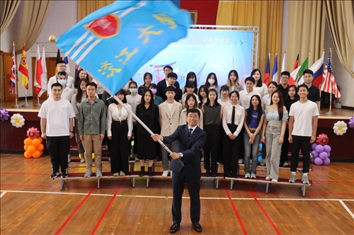 國際長揮旗