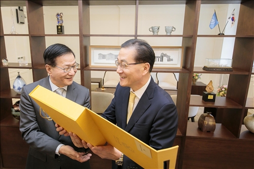 7-2-108年10月1日上午，葛煥昭校長訪問韓國慶熙大學，致贈紀念品給該校代理校長Dr. Young Guk Park。