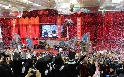 本校舉行104學年度畢業典禮──「浩浩淡江六六　職場通航久久」。