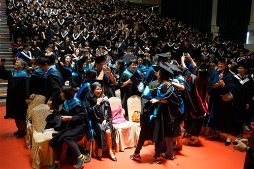 本校舉行104學年度畢業典禮──「浩浩淡江六六　職場通航九九」。