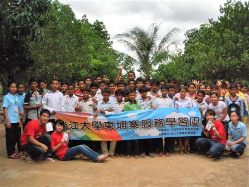 本校師生利用暑期遠赴柬埔寨進行服務學習活動。
