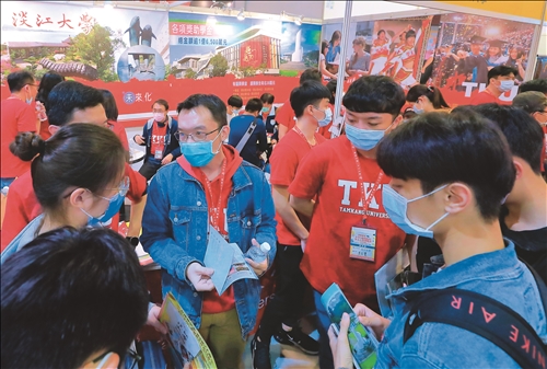 大學博覽會 淡江攤位湧現人潮 詢問不絕