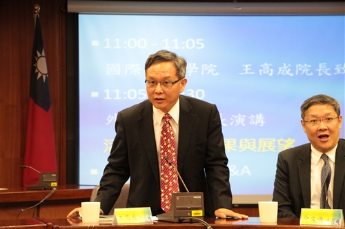 Minister David Y. L. Lin Gives Lecture at TKU