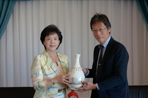 5-108年11月6日上午安達千波矢教授(右)拜會本校張家宜董事長(左)，董事長致贈彩繪宮燈教室意象的花瓶紀念品。(馮文星攝影)