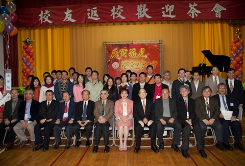 「春之饗宴」：時序入春、奼紫焉紅的杜鵑妝點滿校園之際，校友們齊聚五虎崗，與創辦人張建邦及校長張家宜同歡，提早為本校建校一甲子暖壽。