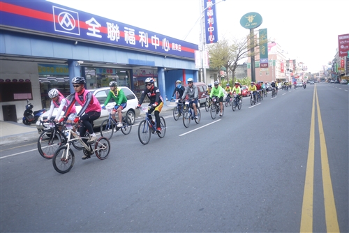 40位同學騎動台灣，單車環島送愛心。