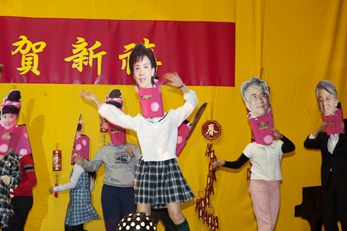 本校98年度歲末聯歡會在淡水校園學生活動中心熱鬧登場，豐富的摸彩品及多元具有特色的民俗技藝、箏胡、舞蹈、歌唱等表演，讓全校教職員工及退休人員High到最高點。