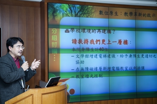 「98學年度教學與行政革新研討會」在淡水校園覺生國際會議廳舉行，創辦人及校長共同主持，本次會議主題為「傳承、創新、新淡江-尋找淡江DNA，迎接60週年校慶」。