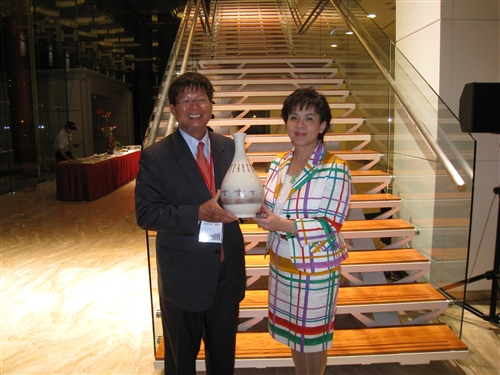 張校長家宜出席本校中華民國校友總會第7屆第1次會員代表大會，陳總會長慶男特別邀本校傑出校友財政部李部長述德演講。藉由整個活動連繫校友感情，也分享校友成功的經驗。