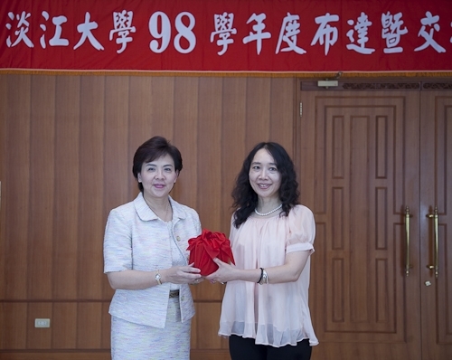 新學年新氣象，本校在8月3日上午10時於淡水校園覺生國際會議廳舉行98學年度新成立單位主管布達暨一、二級單位新卸任主管交接典禮。
